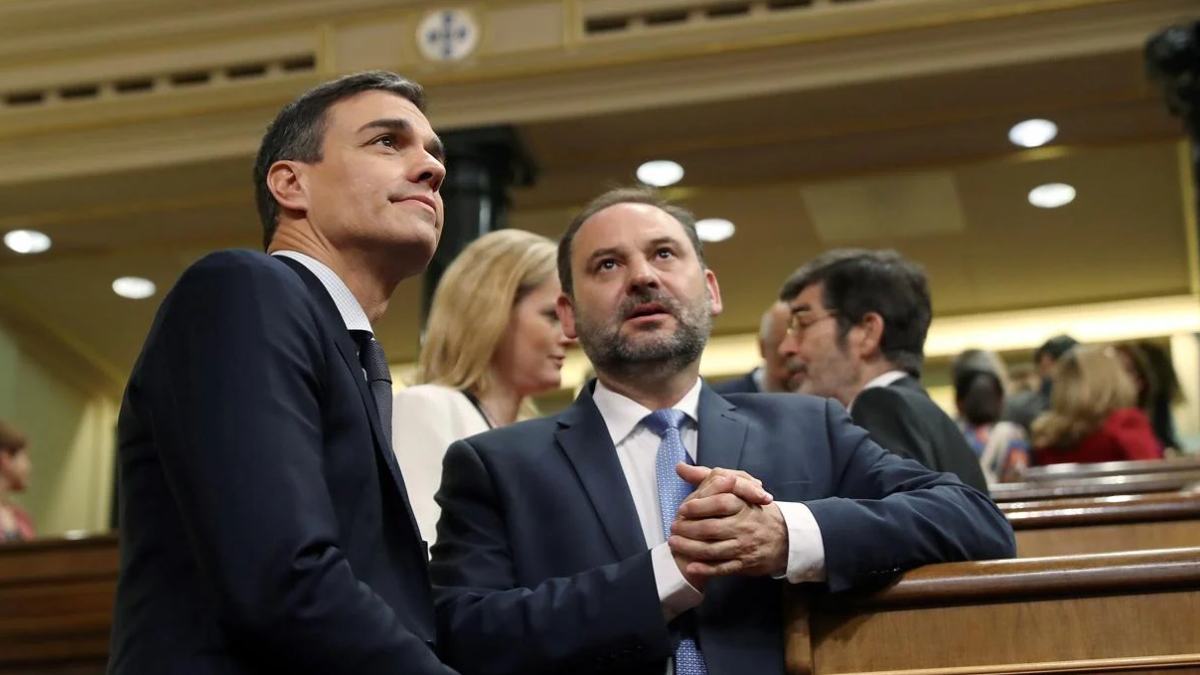 Ábalos ya manejaba su ‘caja b’ de «folios» a los seis meses de que Sánchez le hiciese ministro