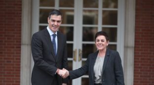 Afectados por la okupación acusan a Sánchez y a Bildu de «regalar casas que no son suyas»