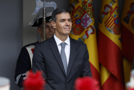 Sánchez, recibido con una sonora pitada a su llegada al desfile de la Fiesta Nacional