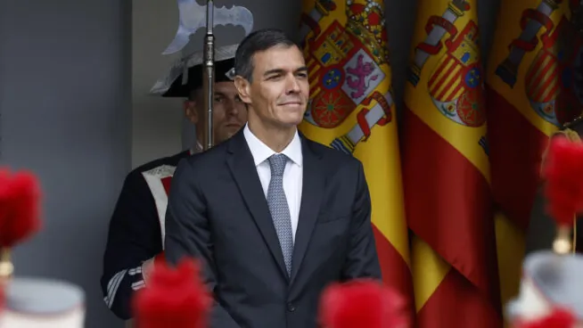 Sánchez, recibido con una sonora pitada a su llegada al desfile de la Fiesta Nacional