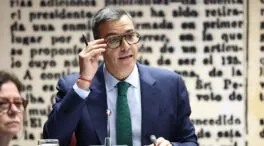 Sánchez sorprende en el Senado con unas gafas de Christian Dior de más de 250 euros