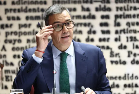 Sánchez sorprende en el Senado con unas gafas de Christian Dior de más de 250 euros
