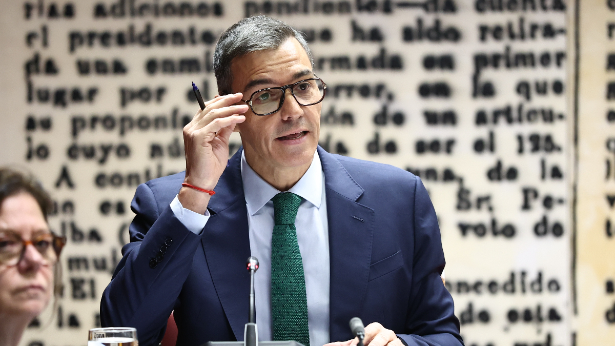 Sánchez sorprende en el Senado con unas gafas de Christian Dior de más de 250 euros