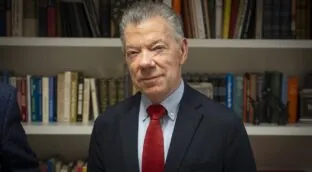 VÍDEO | Conversaciones con Cebrián con Juan Manuel Santos: «Los políticos de hoy, de Estados Unidos para abajo, todos pensando en el corto plazo»