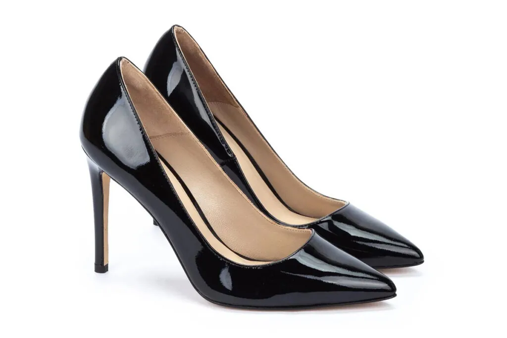 Zapato de salón acharolado de Martinelli x Redondo Brand. (PVP: 149.95€)