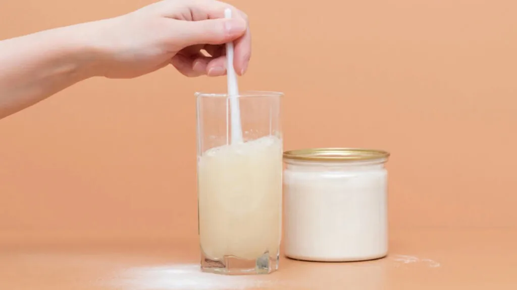 Colágeno en polvo mezclado en agua. (Fuente: iStock)