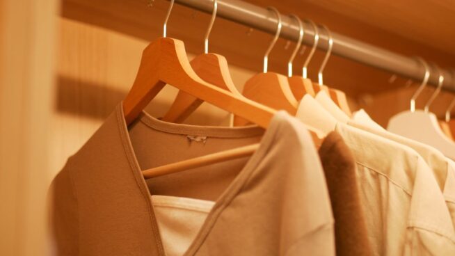 Técnica de la percha invertida: el método para ordenar tu armario y hacer una limpieza a fondo