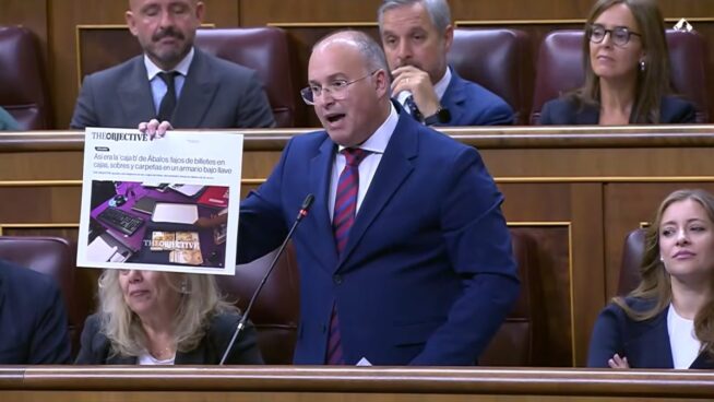 Feijóo denuncia que en el Gobierno y el PSOE «corren los billetes como en un prostíbulo»