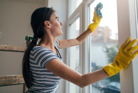 Mi tía es limpiadora y este es su truco para limpiar las ventanas sin subirse a la escalera