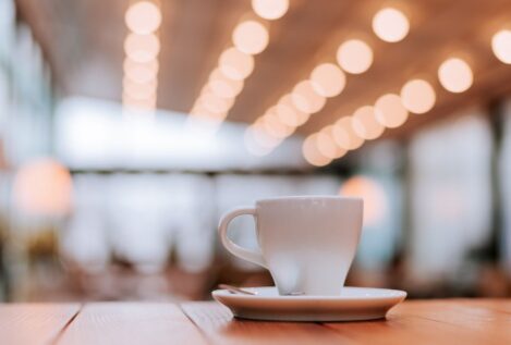 Aurelio Rojas, cardiólogo: «Tomar café después de comer aumenta el riesgo de infarto»