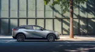 Toyota asalta el mercado eléctrico con el CH-R+ al que todos van a temer