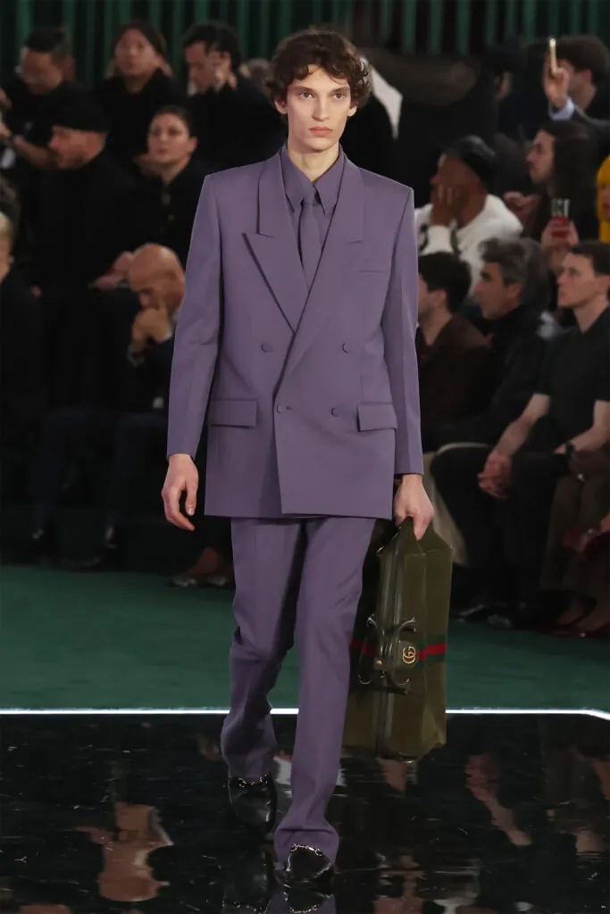 Traje monocromático de Gucci