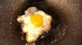 El truco para freír un huevo con puntilla no depende de la sartén sino de esta técnica