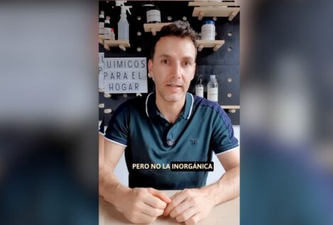 Un ingeniero químico revela el truco natural para limpiar la mampara con jabón líquido para platos