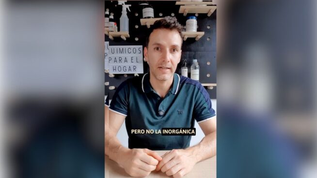 Un ingeniero químico revela el truco natural para limpiar la mampara con jabón líquido para platos