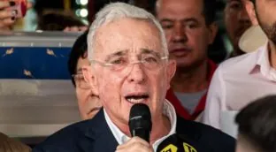 La Justicia colombiana absuelve al expresidente Uribe por soborno de testigos