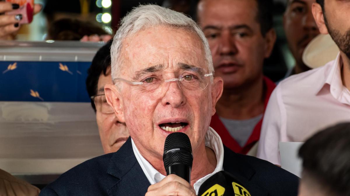 La Justicia colombiana absuelve al expresidente Uribe por soborno de testigos