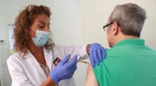 La vacunación contra la gripe no despega entre sanitarios: solo el 39% se inmuniza