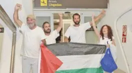 El Gobierno pagó un vuelo comercial a los dos etarras de la flotilla tras rechazar el avión militar
