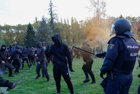 Un grupo de 'abertzales' provoca disturbios en Pamplona por el acto de Vito Quiles