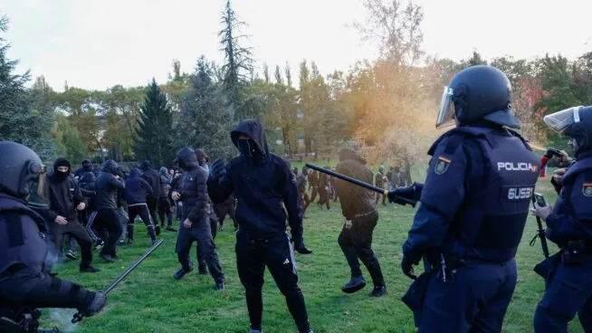 Un grupo de 'abertzales' provoca disturbios en Pamplona por el acto de Vito Quiles