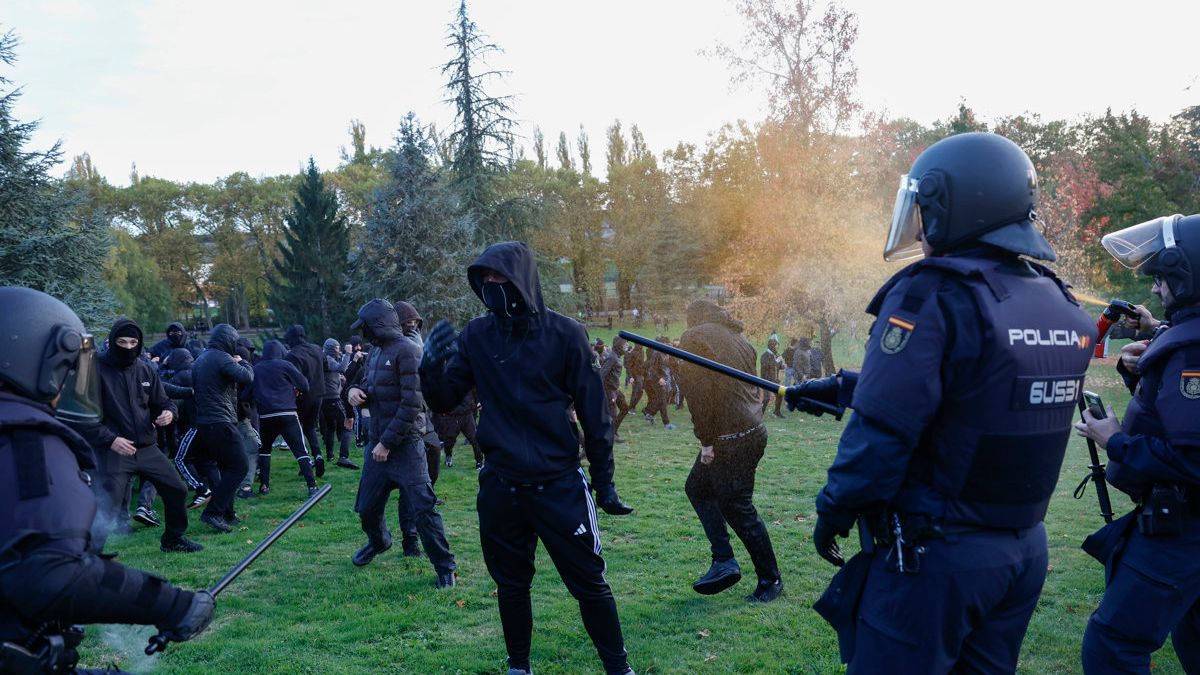 Un grupo de ‘abertzales’ provoca disturbios en Pamplona por el acto de Vito Quiles