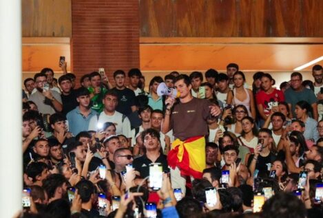 Vito Quiles, recibido entre protestas y vítores en un encuentro en la Universidad de Sevilla