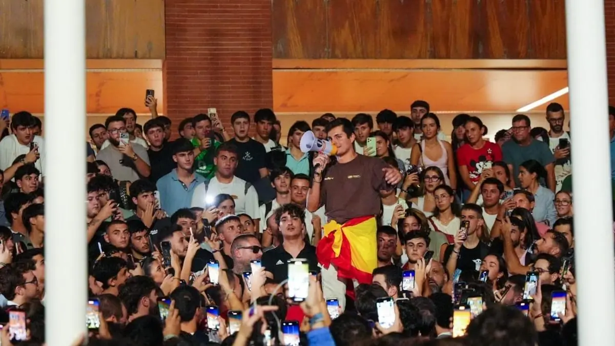 Vito Quiles, recibido entre protestas y vítores en un encuentro en la Universidad de Sevilla