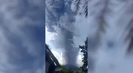 El volcán Lewotobi vive su mayor erupción: una columna de cenizas de 10 kilómetros de altura