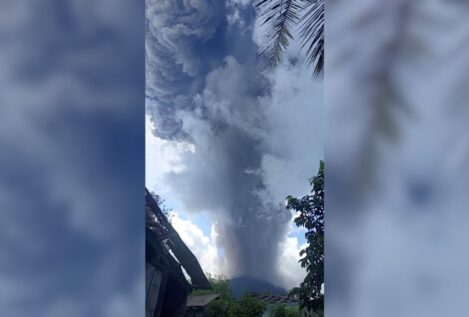 El volcán Lewotobi vive su mayor erupción: una columna de cenizas de 10 kilómetros de altura