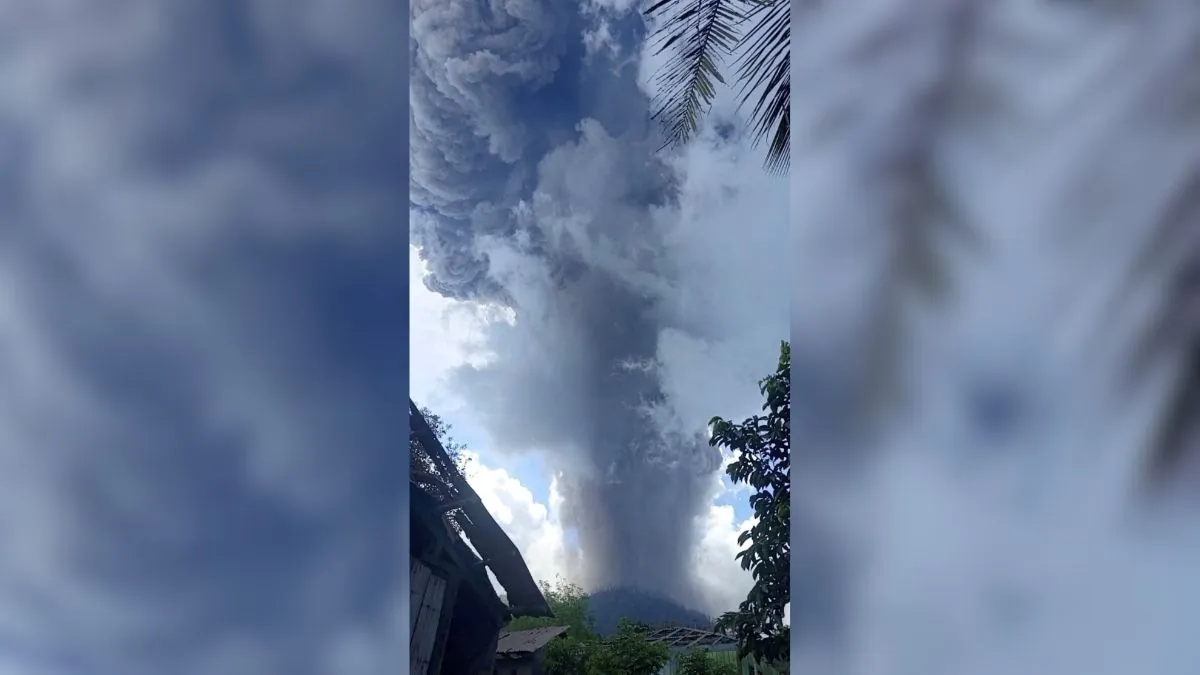 El volcán Lewotobi vive su mayor erupción: una columna de cenizas de 10 kilómetros de altura