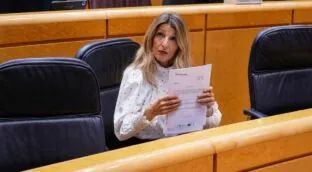 Yolanda Díaz afirma en el Senado, entre risas del PP: «Queda Gobierno de corrupción para rato»