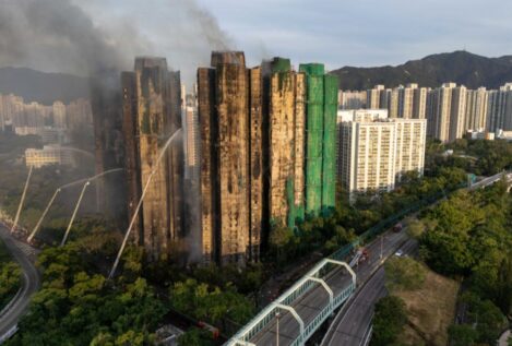 Al menos 44 muertos en el incendio en Hong Kong, entre los cuales un bombero