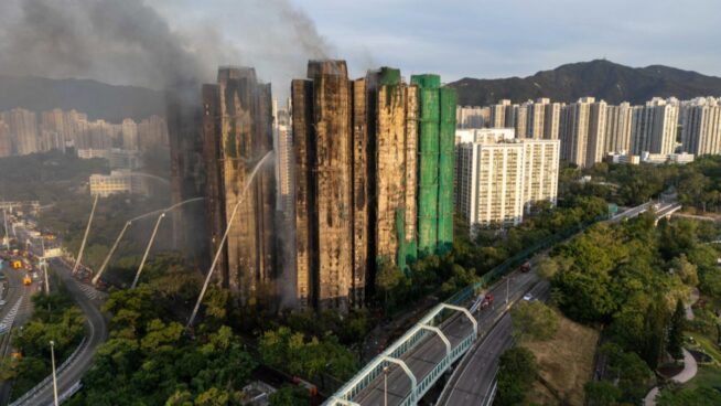 Al menos 44 muertos en el incendio en Hong Kong, entre los cuales un bombero