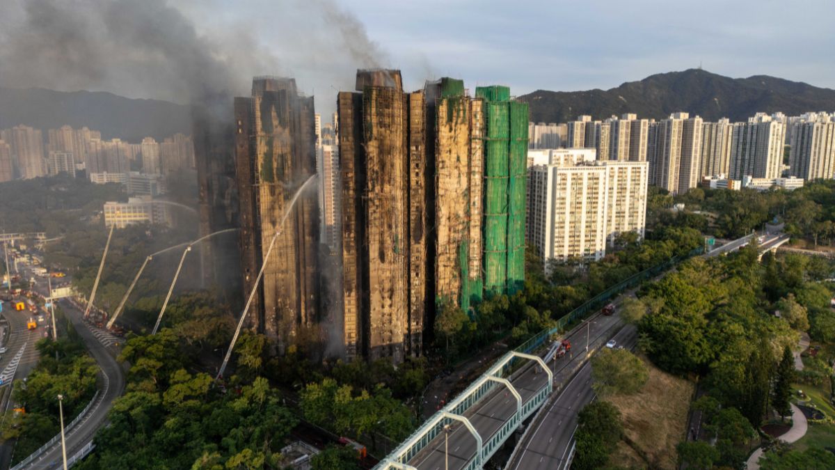 Al menos 44 muertos en el incendio en Hong Kong, entre los cuales un bombero