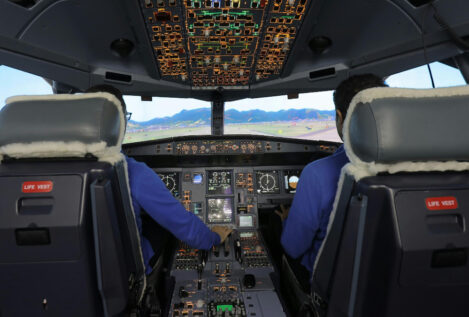 Airbus prepara en sus simuladores de Sevilla a aviadores militares de más de noventa países