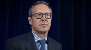 VÍDEO | Entrevista a Alfonso Serrano: «Sánchez es un cobarde moral, político y electoral»