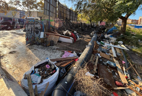 Desalojan por «riesgo muy grave» el asentamiento de Barcelona que ardió el martes