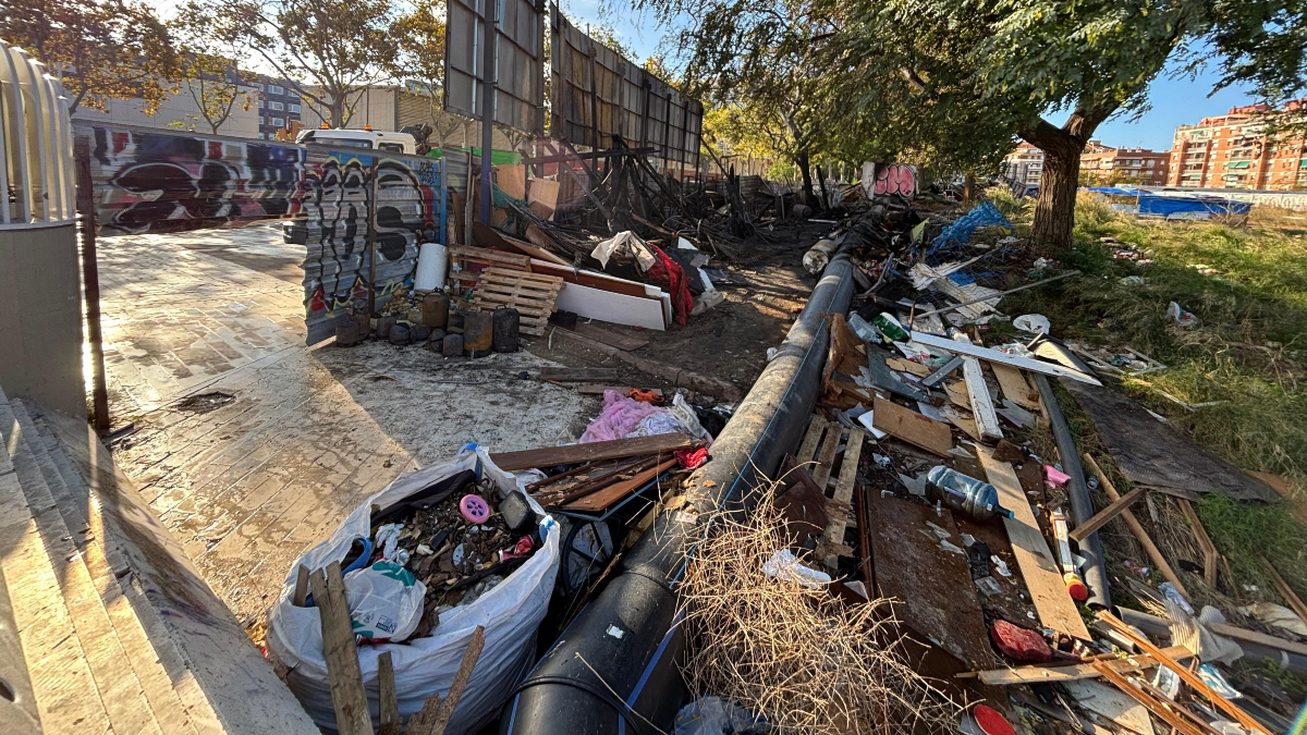 Desalojan por «riesgo muy grave» el asentamiento de Barcelona que ardió el martes