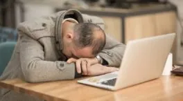 Dormir solo cuatro horas equivale a beber seis cervezas: así se explica la ‘resaca’ sin alcohol