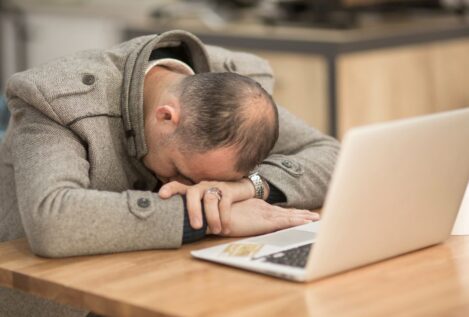 Dormir solo cuatro horas equivale a beber seis cervezas: así se explica la ‘resaca’ sin alcohol