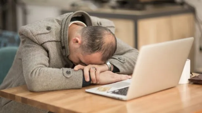 Dormir solo cuatro horas equivale a beber seis cervezas: así se explica la ‘resaca’ sin alcohol