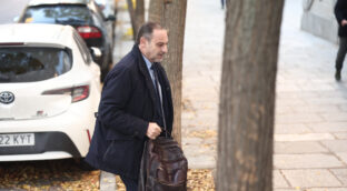 Las lágrimas de Ábalos en el patio del Supremo