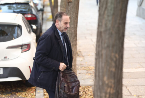 Ábalos llega al Supremo con una mochila para la vista en la que el juez decidirá si le envía a prisión