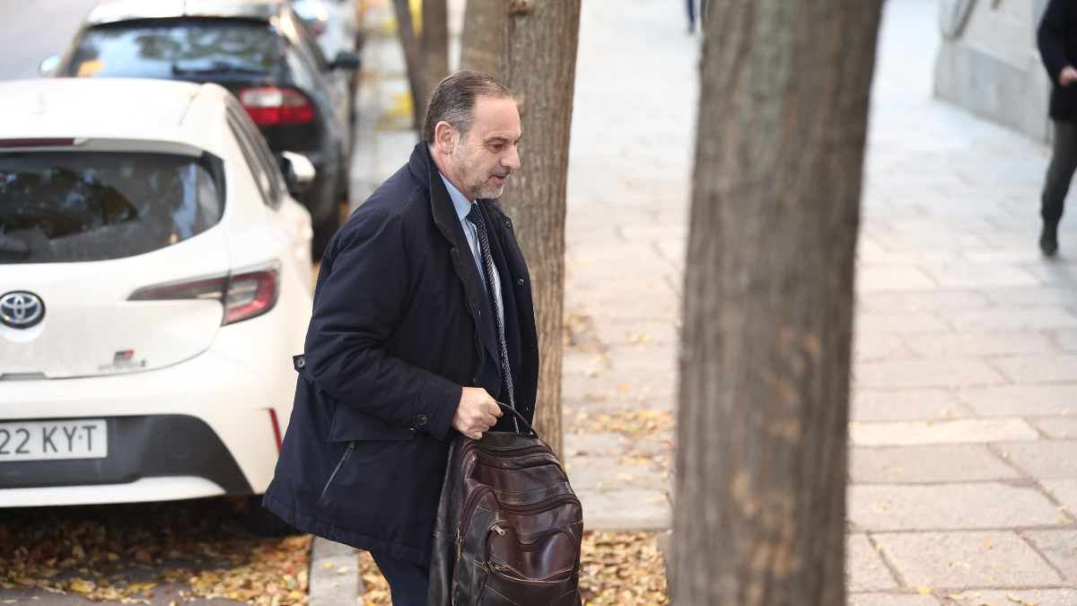 Ábalos llega al Supremo con una mochila para la vista en la que el juez decidirá si le envía a prisión