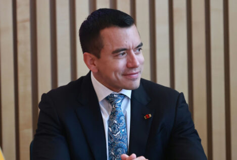 Noboa matiza sus palabras y aclara que la Constitución de Ecuador no se escribirá con IA