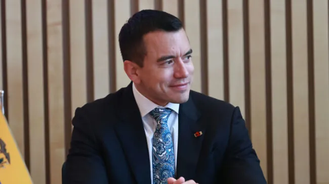 Noboa desmiente a Petro y dice que Ecuador solo bombardea grupos colombianos en su país