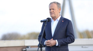 Tusk denuncia un sabotaje contra el sistema ferroviario polaco tras la explosión de una vía