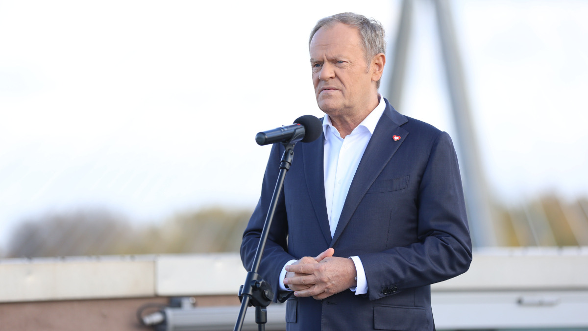 Tusk denuncia un sabotaje contra el sistema ferroviario polaco tras la explosión de una vía