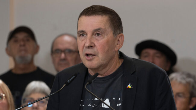 Otegi cree que hay una operación para destruir al PSOE y que vuelva «el de la transición»